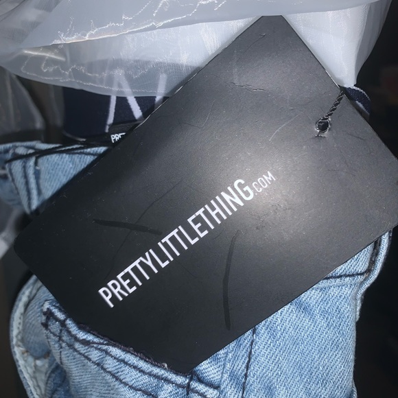 PrettyLittleThing Extreme Split Detail Jeans - Picture 5 of 6